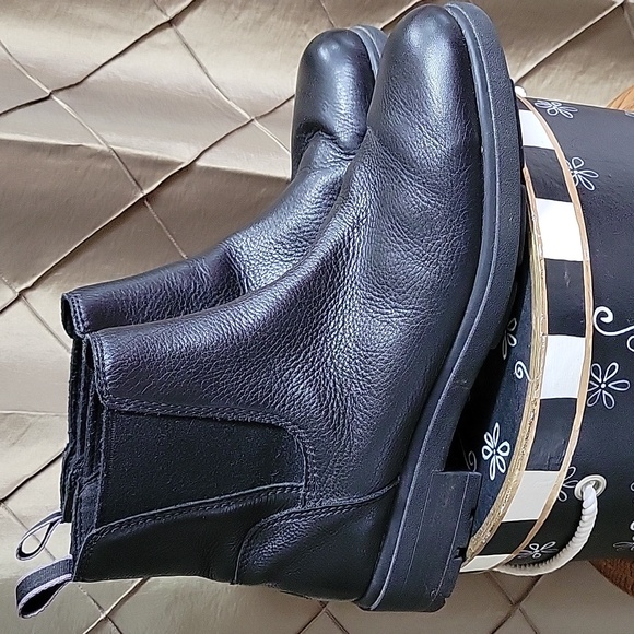 VGUC- UGG Leather Lug Sole Chelsea Boot main image 5